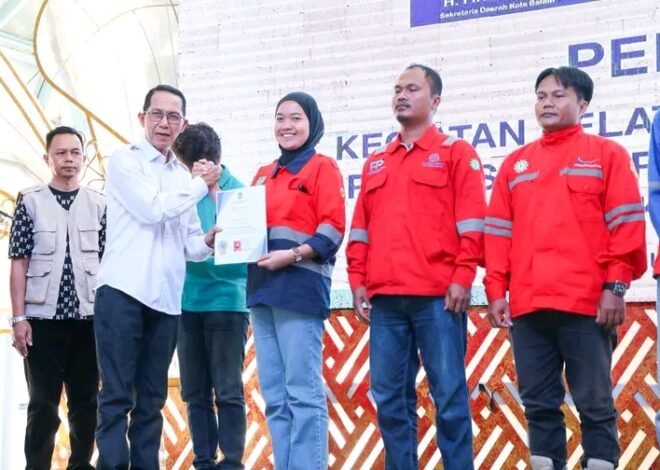 Tingkatkan Daya Saing, Wali Kota Batam Amsakar Serahkan Sertifikat Pelatihan Kompetensi Tenaga Kerja