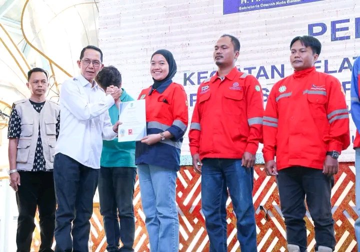 Tingkatkan Daya Saing, Wali Kota Batam Amsakar Serahkan Sertifikat Pelatihan Kompetensi Tenaga Kerja