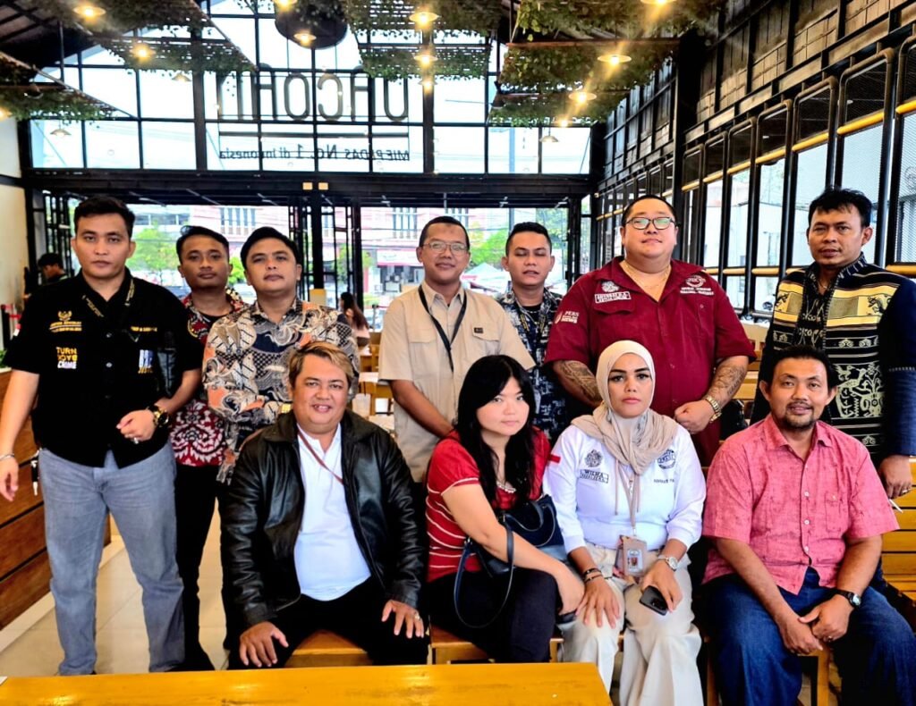 FOTO BERSAMA SETELAH BERJIBAKU DENGAN KASUS YANG DIHADAPI. KETUA UMUM FERADI WPI, KETUA DPC KOTA BEKASI, MEDIA, CALON ADVOKAT DALAM MASA MAGANG DI FERADI WPI BERKUMPUL BERSAMA DALAM SATU MEJA DI SALAH SATU RUMAH MAKAN AREA BEKASI
